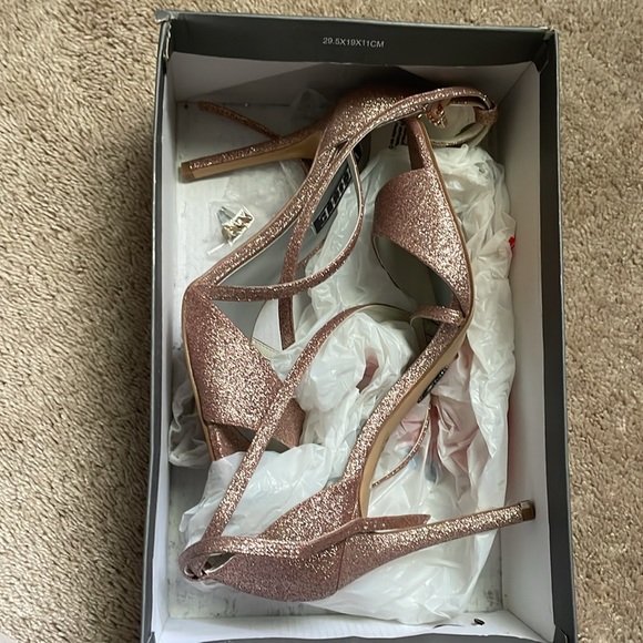 White by Vera Wang Rose Gold Heels size 9. NIB - Picture 4 of 5